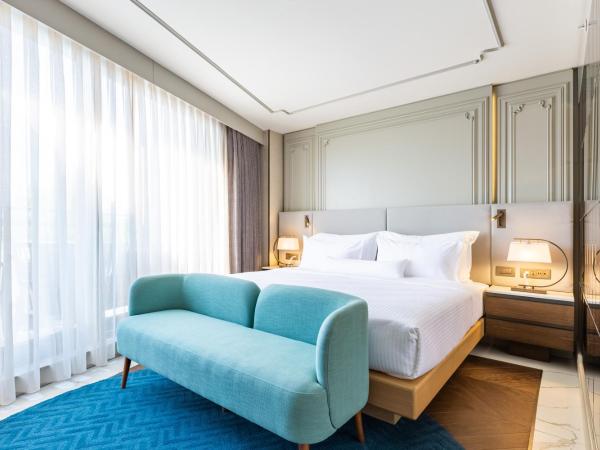 Stayso The House Hotel : photo 1 de la chambre suite junior avec terrasse et baignoire