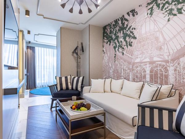 Stayso The House Hotel : photo 2 de la chambre suite junior avec terrasse et baignoire