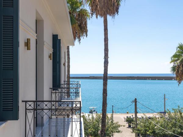 Grand Hotel Kalamata : photo 4 de la chambre chambre double ou lits jumeaux - vue partielle sur mer