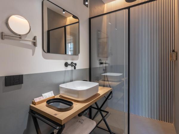 Le Mummarelle Napoli : photo 3 de la chambre king room with balcony – via santa lucia 76