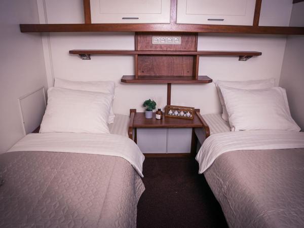 Botel Lena Maria : photo 9 de la chambre chambre double avec salle de bains privative