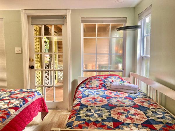 Madame Isabelle's House : photo 2 de la chambre chambre triple avec salle de bains privative