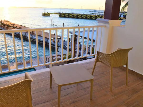Bartolome Oceanfront Suites : photo 7 de la chambre chambre double deluxe avec balcon