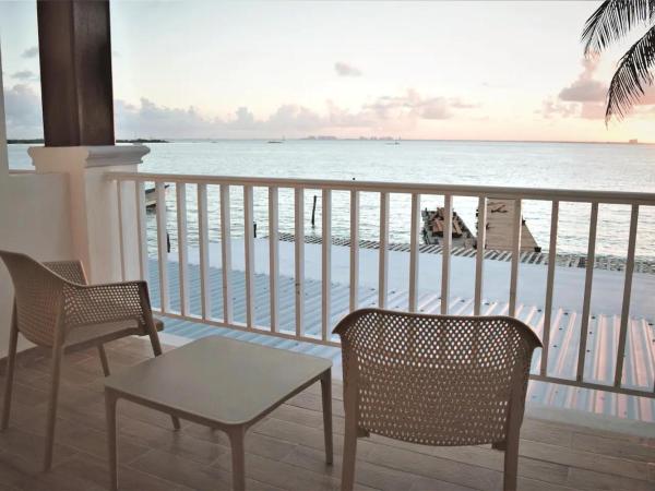 Bartolome Oceanfront Suites : photo 6 de la chambre chambre double deluxe avec balcon