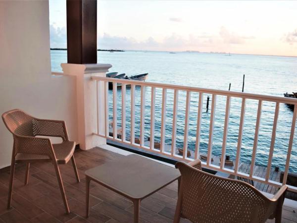 Bartolome Oceanfront Suites : photo 6 de la chambre chambre double deluxe avec balcon