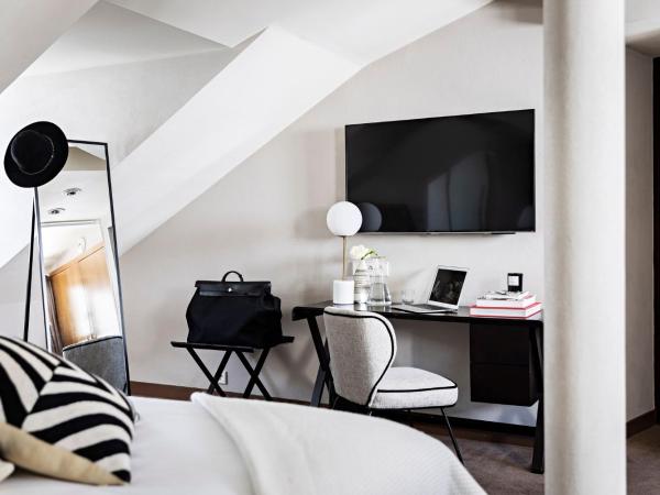 Holiday Inn Paris Elysées, an IHG Hotel : photo 2 de la chambre  chambre lit king-size premium spacieuse avec canapé-lit