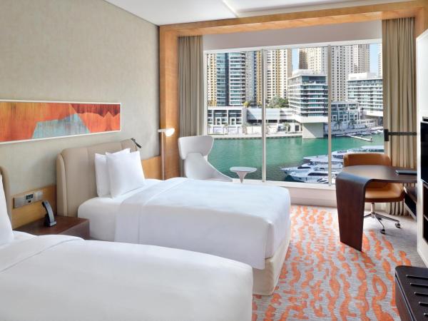 Crowne Plaza Dubai Marina, an IHG Hotel : photo 6 de la chambre chambre lits jumeaux avec accès au salon - vue sur port de plaisance
