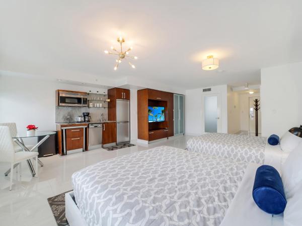 Strand Ocean Drive Suites : photo 4 de la chambre suite 2 lits queen-size avec balcon - dernier Étage - vue partielle sur océan - logement a506