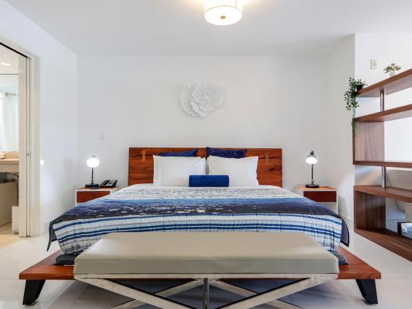 Strand Ocean Drive Suites : photo 3 de la chambre suite lit king-size avec balcon - dernier Étage - vue partielle sur océan - logement a505