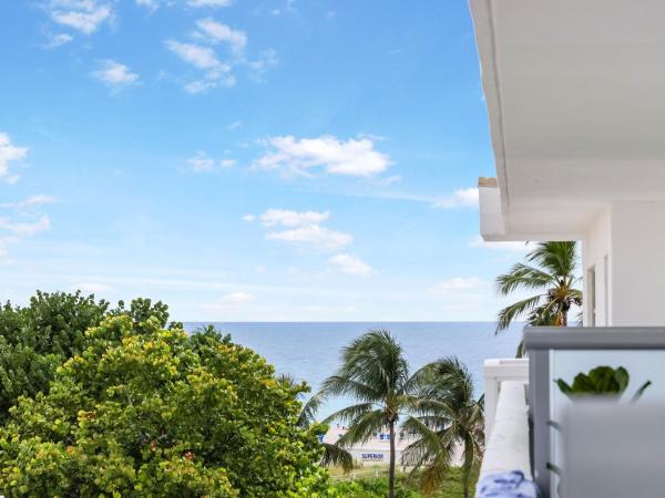 Strand Ocean Drive Suites : photo 10 de la chambre suite lit king-size avec balcon - dernier Étage - vue partielle sur océan - logement a505