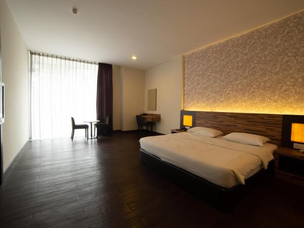 Waterfront Boutique Hotel : photo 1 de la chambre chambre lit king-size avec balcon