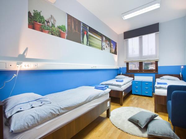 Hostel Bureau : photo 2 de la chambre chambre triple avec salle de bains commune