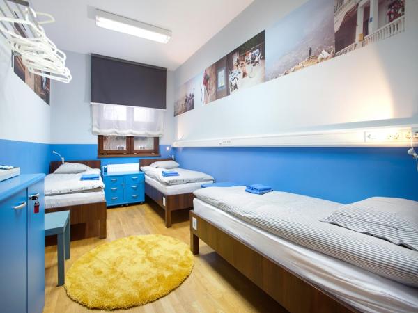 Hostel Bureau : photo 3 de la chambre chambre triple avec salle de bains commune