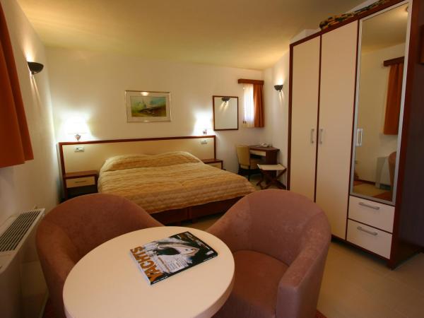 Villa Segetski Dvori : photo 4 de la chambre chambre double avec balcon - vue sur mer
