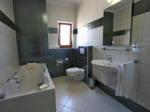 Villa Segetski Dvori : photo 3 de la chambre chambre double confort avec balcon - vue sur mer