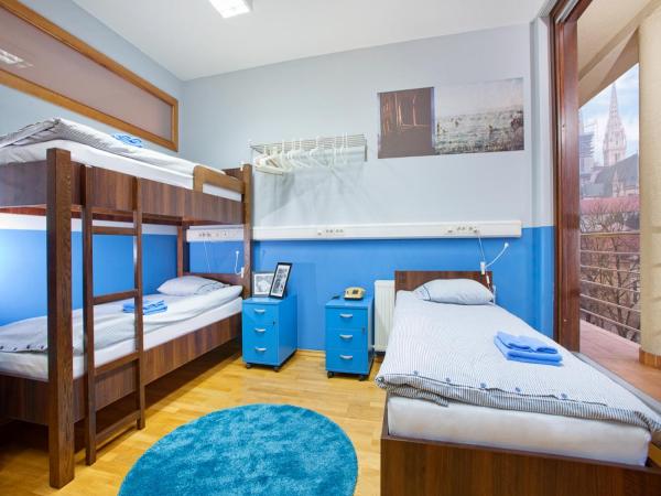 Hostel Bureau : photo 4 de la chambre chambre triple avec salle de bains commune