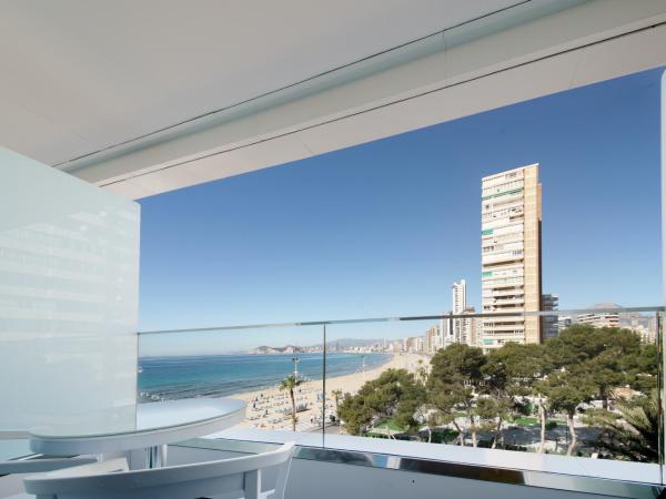 Hotel Brisa : photo 4 de la chambre chambre double ou lits jumeaux avec terrasse (1 - 2 lits) - vue latérale sur mer