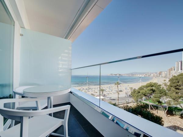 Hotel Brisa : photo 5 de la chambre chambre double ou lits jumeaux avec terrasse (1 - 2 lits) - vue latérale sur mer