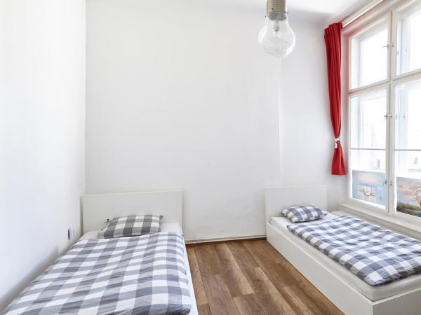 Love Croatia Hostel-Mir Guesthouse Zagreb : photo 7 de la chambre chambre lits jumeaux standard avec salle de bains commune