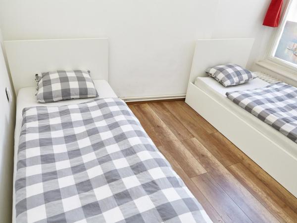 Love Croatia Hostel-Mir Guesthouse Zagreb : photo 4 de la chambre chambre triple avec salle de bains commune