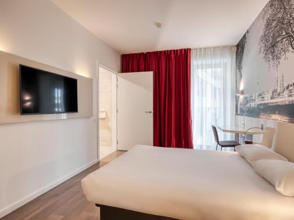 B&B HOTEL Antwerpen Zuid : photo 1 de la chambre chambre double accessible aux personnes en fauteuil roulant
