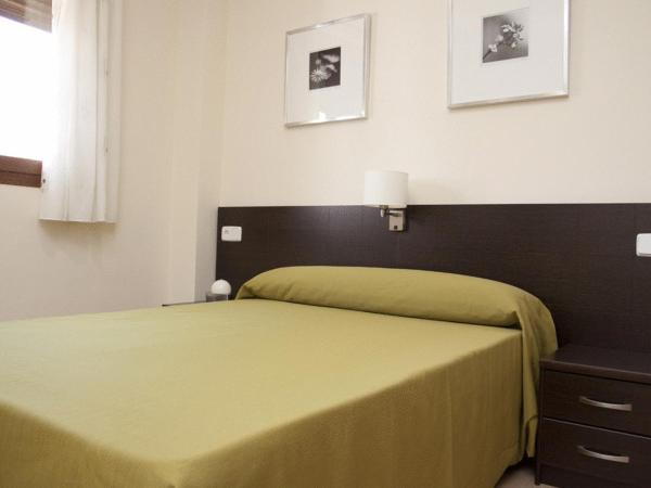 Hostal Granado : photo 4 de la chambre chambre lits jumeaux avec lit d’appoint - 301