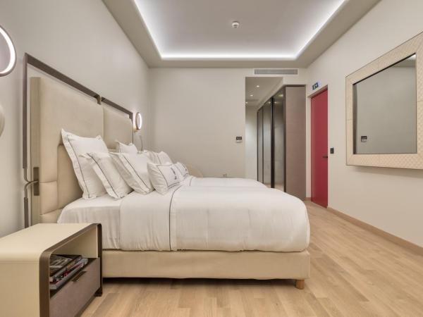 Grand Hotel Kalamata : photo 1 de la chambre chambre double ou lits jumeaux - vue partielle sur mer