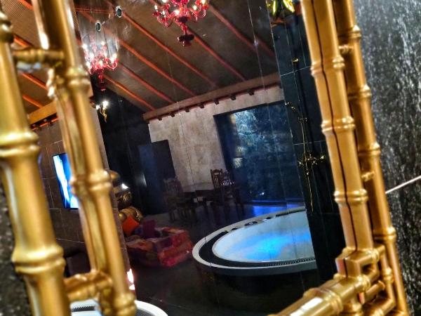 Hotel Ramka & Restaurant & Wine Bar : photo 10 de la chambre large apartment with jacuzzi - penthouse