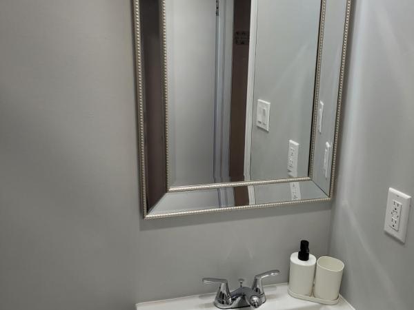 Guest House Basement - Master Bedrooms in Bayview Village : photo 6 de la chambre chambre lit queen-size