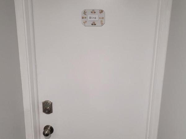 Guest House Basement - Master Bedrooms in Bayview Village : photo 8 de la chambre chambre lit queen-size