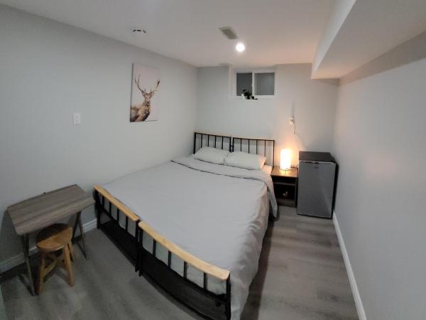 Guest House Basement - Master Bedrooms in Bayview Village : photo 4 de la chambre chambre lit queen-size
