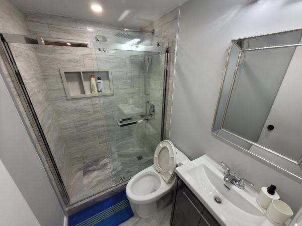 Guest House Basement - Master Bedrooms in Bayview Village : photo 7 de la chambre chambre lit queen-size