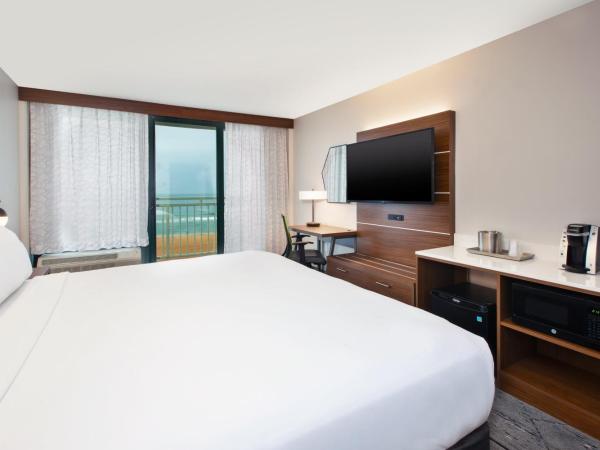 Holiday Inn Express Hotel & Suites Virginia Beach Oceanfront, an IHG Hotel : photo 1 de la chambre chambre lit king-size - accessible aux personnes à mobilité réduite / adapté aux malentendants