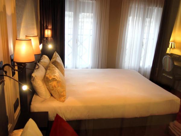 Best Western Le Montmartre - Saint Pierre : photo 1 de la chambre chambre supérieure lit queen-size