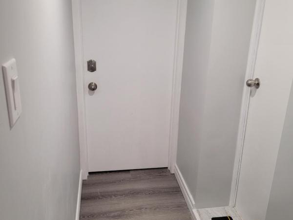 Guest House Basement - Master Bedrooms in Bayview Village : photo 2 de la chambre chambre lit queen-size