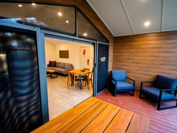 Alivio Tourist Park Canberra : photo 6 de la chambre boronia villa (2 bedroom with tesla charging station)