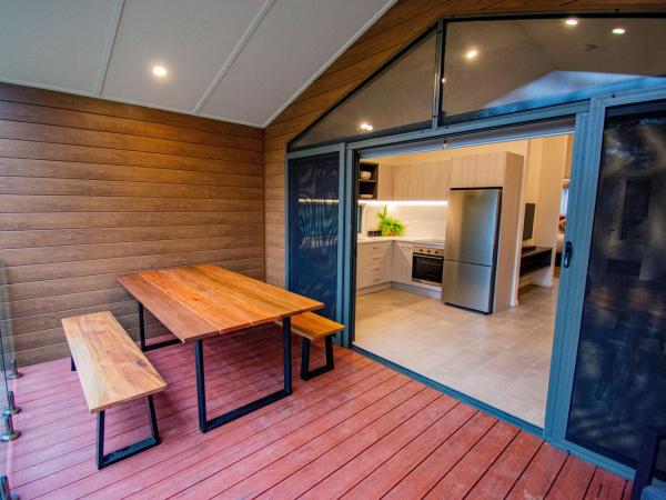 Alivio Tourist Park Canberra : photo 4 de la chambre boronia villa (2 bedroom with tesla charging station)