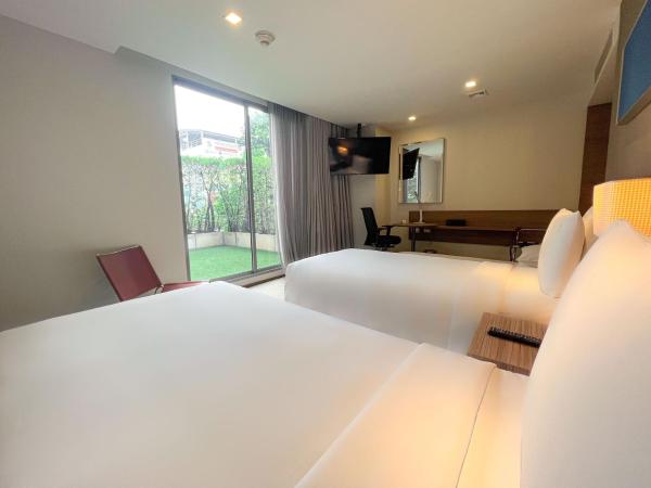 Holiday Inn Express Bangkok Sathorn, an IHG Hotel : photo 6 de la chambre chambre lits jumeaux accessible aux personnes à mobilité réduite avec balcon