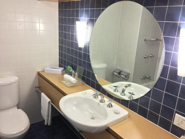 Cairns Harbourside Hotel : photo 4 de la chambre chambre lit king-size premium - front de mer