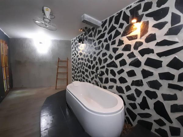 Khaolak Yama Resort - SHA Plus : photo 1 de la chambre suite avec jacuzzi