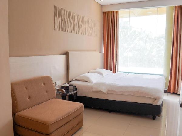 Verse Lite Hotel Gajah Mada : photo 1 de la chambre chambre lit king-size avec baignoire spa