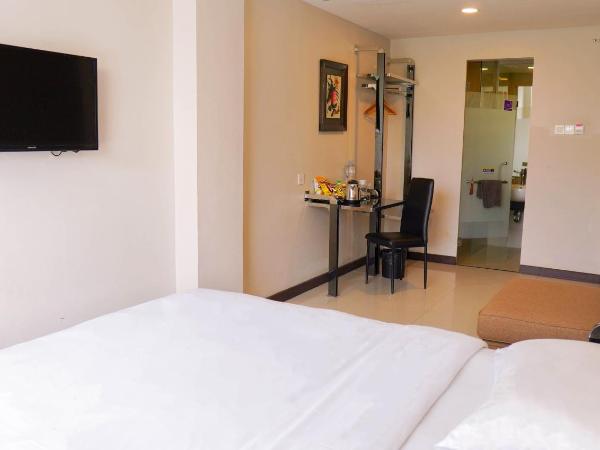 Verse Lite Hotel Gajah Mada : photo 3 de la chambre chambre lit king-size avec baignoire spa