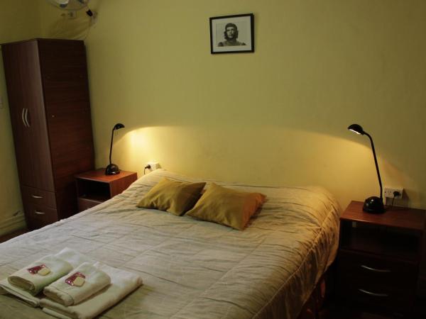 Sabatico Travelers Hostel & Guesthouse : photo 3 de la chambre chambre double avec salle de bains commune