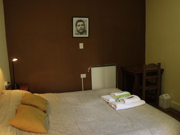 Sabatico Travelers Hostel & Guesthouse : photo 4 de la chambre chambre double avec salle de bains commune