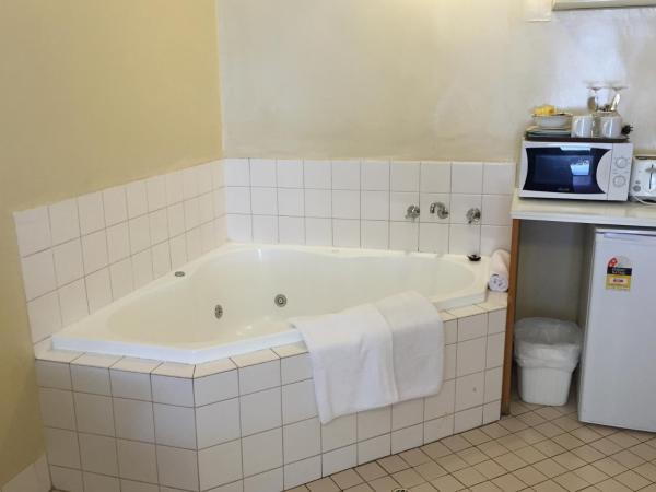 Tollgate Motel : photo 4 de la chambre chambre double standard avec baignoire balnéo