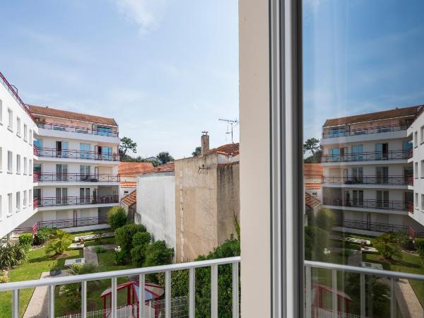 CERISE Royan - Le Grand Hôtel de la Plage : photo 10 de la chambre chambre double ou lits jumeaux - vue sur ville