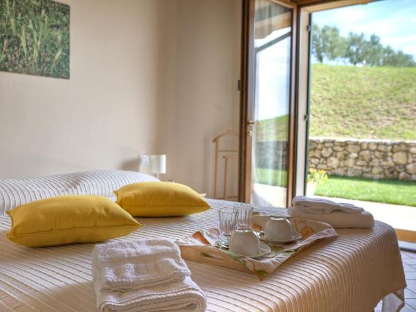 Agriturismo Il Pianetto : photo 7 de la chambre chambre double ou lits jumeaux - vue sur jardin