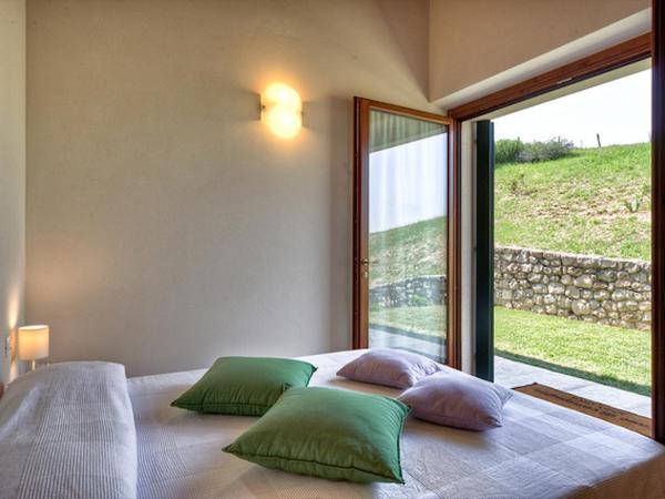 Agriturismo Il Pianetto : photo 4 de la chambre chambre double ou lits jumeaux - vue sur jardin