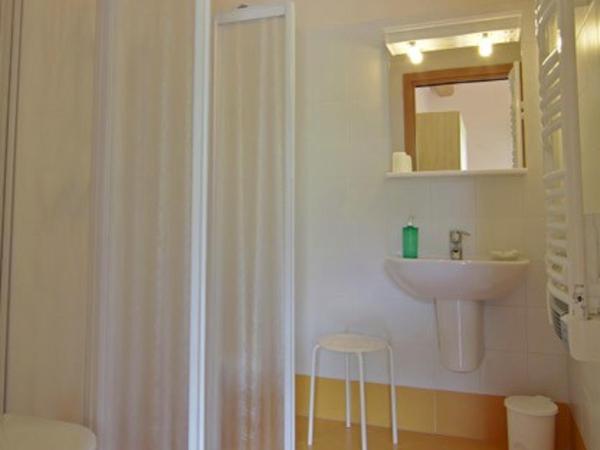 Agriturismo Il Pianetto : photo 5 de la chambre chambre double ou lits jumeaux - vue sur jardin