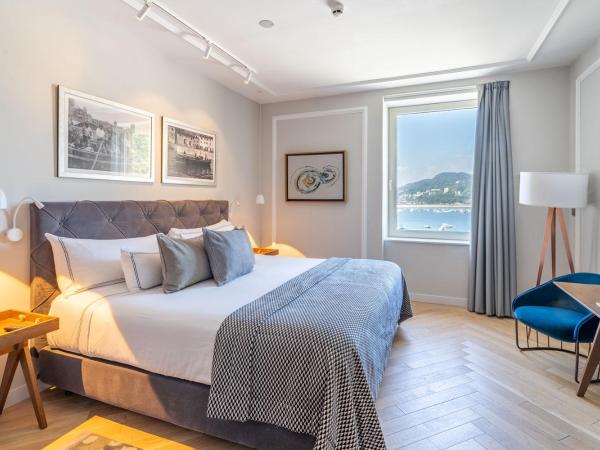 Lasala Plaza Hotel : photo 1 de la chambre cet hébergement offre une vue privilégiée sur la mer.